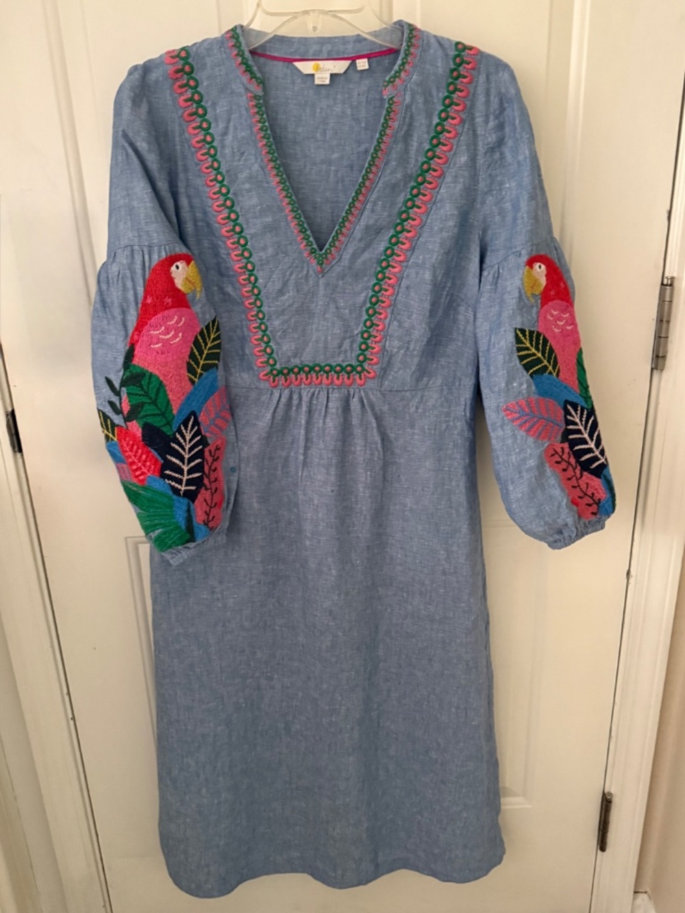 Boden sz 8 blue linen like dress with elaborate embroidered parrots beach pool
